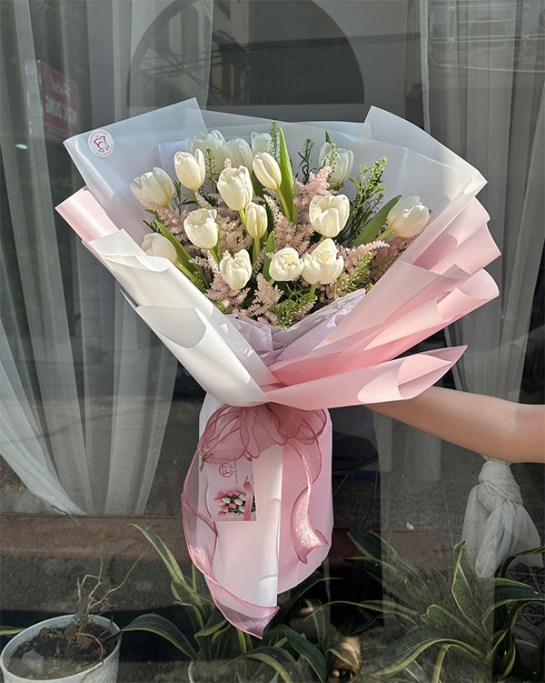 bó hoa tulip trắng 4